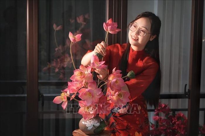 Được tạo hình hoàn toàn bằng nguyên liệu làm bánh, chị Thùy Dương (31 tuổi, ở Hà Nội) sắp đặt thành bình hoa với nhiều tầng cao thấp, tạo cảm giác như một bình sen thật.