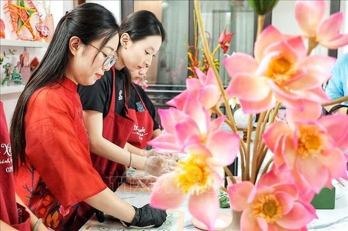 Các công đoạn tạo hình được thực hiện hoàn toàn thủ công, đòi hỏi sự tỉ mỉ để từng cánh hoa, nhụy, nụ và cành bằng bột tò he khi ghép lại có hình dáng tự nhiên, hài hòa.