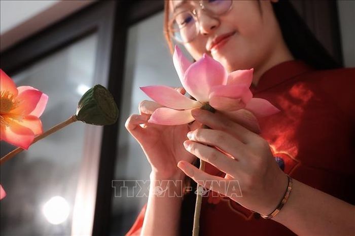 Sau khi hoàn thiện các lớp cánh, người làm tiếp tục điều chỉnh hình dáng bông sen trước khi ghép với thân và đài hoa.