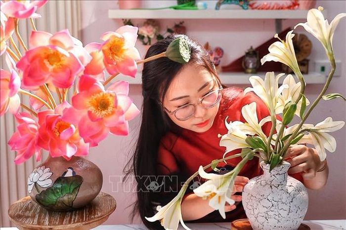 Không dừng lại ở hoa sen, nguyên liệu làm tò he còn được tạo hình thành hoa loa kèn với đầy đủ cánh, nhụy, nụ và thân, mở rộng khả năng tạo hình cho bánh Trung thu.