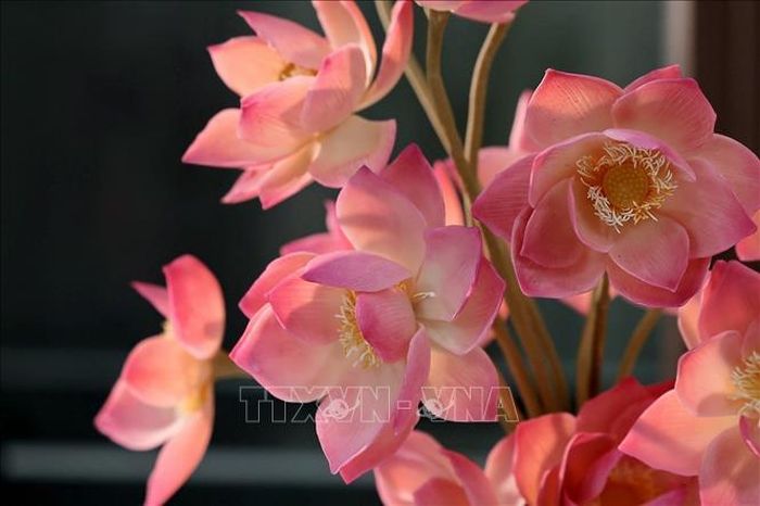 Những cánh sen mỏng, đường gân và phần nhụy được chăm chút nhằm tạo sắc độ và cấu trúc gần với một đóa sen đang nở.