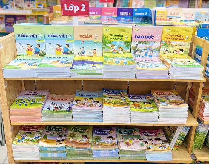 Khu vực trưng bày sách giáo khoa lớp 2 tại Nhà sách Fahasa Tân Định.