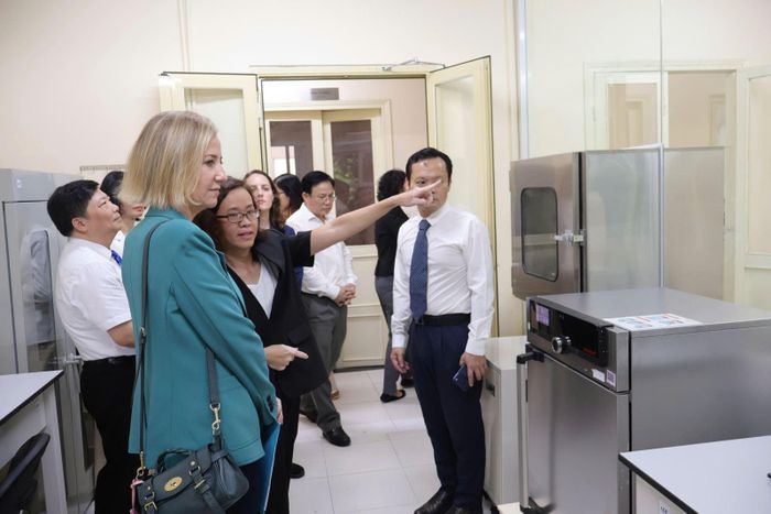 Các đại biểu tham quan Phòng xét nghiệm Chẩn đoán chuyên sâu tại Viện Pasteur TP Hồ Chí Minh. Ảnh: CTV