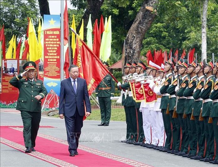 Tổng Bí thư, Chủ tịch nước Tô Lâm, Bí thư Quân uỷ Trung ương thăm, làm việc với Sư đoàn bộ binh cơ giới 308, Quân đoàn 12. Ảnh: Thống Nhất/TTXVN