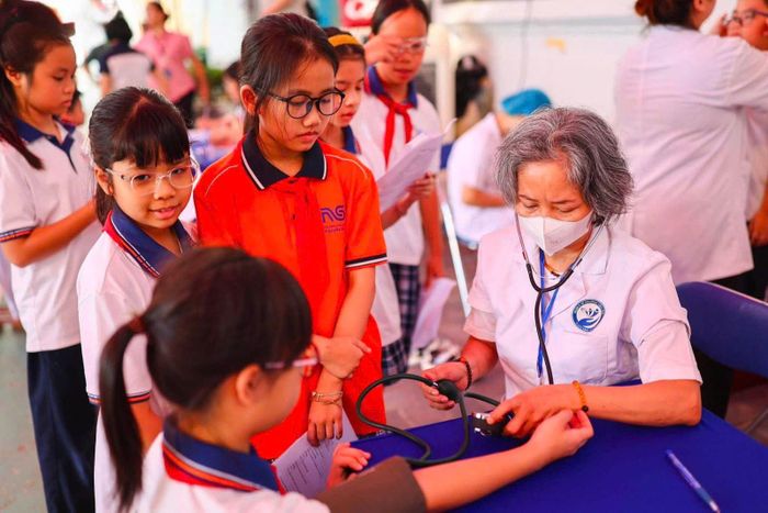 Trẻ được khám nhiều chuyên khoa, kết quả khám cập nhật lên Hệ thống hồ sơ sức khỏe điện tử.