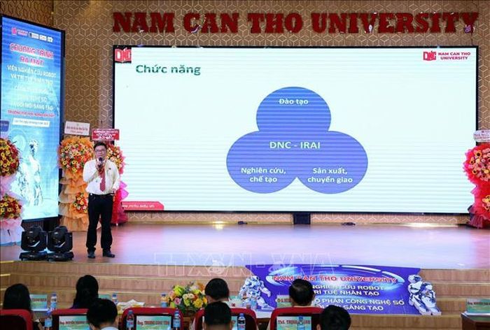Giáo sư, Tiến sĩ Nguyễn Chí Ngôn - Giám đốc Viện Nghiên cứu robot và Trí tuệ nhân tạo giới thiệu mô hình hoạt động của Viện.