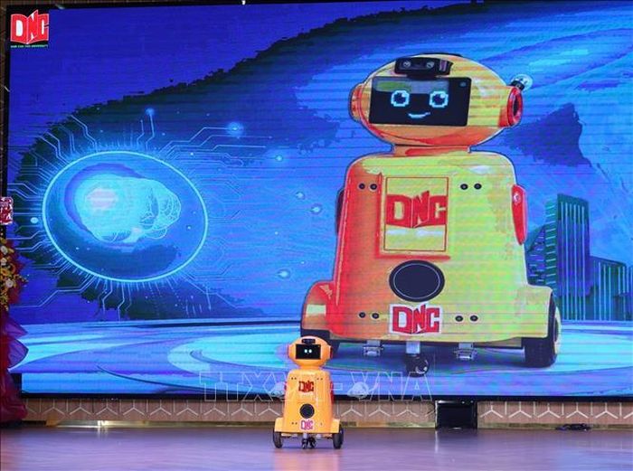 Ra mắt mô hình hình robot MC - Lễ tân.
