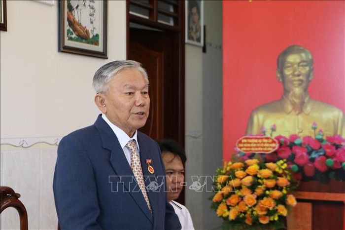 Ông Võ Hồng Nhân, nguyên Ủy viên Trung ương Đảng, nguyên Phó trưởng Ban Tư tưởng - Văn hoá Trung ương, đảng viên nhận Huy hiệu 65 năm tuổi Đảng phát biểu.