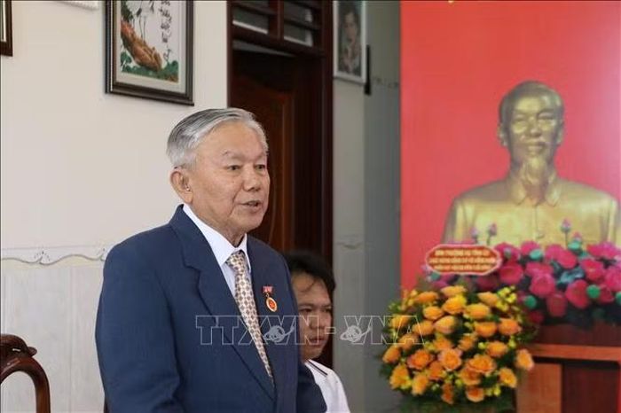 Ông Võ Hồng Nhân, nguyên Ủy viên Trung ương Đảng, nguyên Phó trưởng Ban Tư tưởng - Văn hoá Trung ương, đảng viên nhận Huy hiệu 65 năm tuổi Đảng phát biểu.