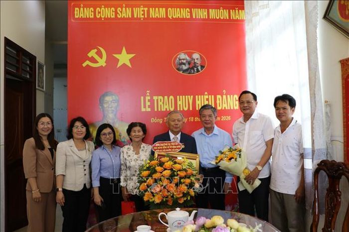 Lãnh đạo Tỉnh ủy Đồng Tháp trao Huy hiệu 65 năm tuổi Đảng cho ông Võ Hồng Nhân, nguyên Ủy viên Trung ương Đảng, nguyên Phó trưởng Ban Tư tưởng - Văn hoá Trung ương.