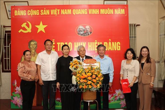 Lãnh đạo Tỉnh ủy Đồng Tháp trao Huy hiệu 55 năm tuổi Đảng cho ông Huỳnh Minh Đoàn, nguyên Ủy viên Trung ương Đảng, nguyên Phó trưởng Ban Chỉ đạo Tây Nam Bộ.