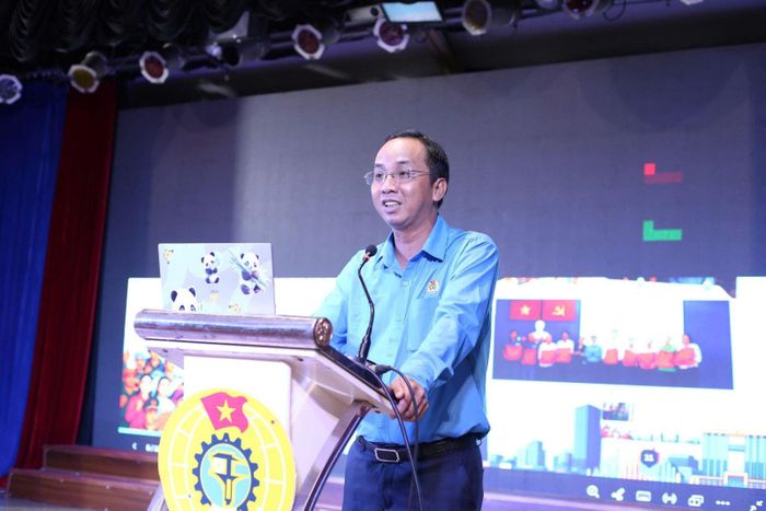 Ông Võ Khắc Bình, Tổ trưởng Tổ công tác quản lý địa bàn số 2 thuộc Liên đoàn Lao động TP Hồ Chí Minh phát biểu tại hội nghị.