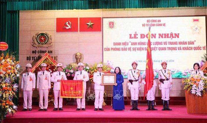 Phó Chủ tịch nước Võ Thị Ánh Xuân trao Danh hiệu Anh hùng Lực lượng vũ trang nhân dân tặng Phòng Bảo vệ sự kiện đặc biệt quan trọng và khách quốc tế, Bộ Tư lệnh Cảnh vệ (Bộ Công an). Ảnh: Phạm Kiên/TTXVN