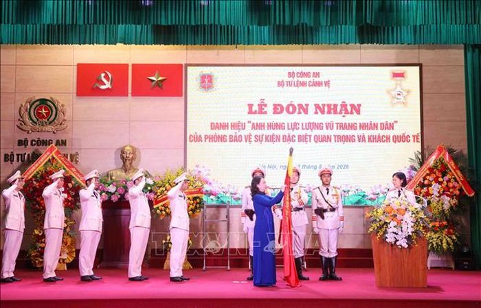 Phó Chủ tịch nước Võ Thị Ánh Xuân trao Danh hiệu Anh hùng Lực lượng vũ trang nhân dân tặng Phòng Bảo vệ sự kiện đặc biệt quan trọng và khách quốc tế, Bộ Tư lệnh Cảnh vệ (Bộ Công an). Ảnh: Phạm Kiên/TTXVN