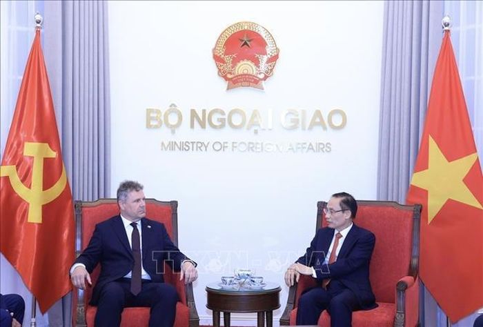 Bộ trưởng Bộ Ngoại giao Lê Hoài Trung tiếp đồng chí Roman Roun, Chủ tịch Đảng Cộng sản Séc - Morava. Ảnh: Tuấn Anh/TTXVN
