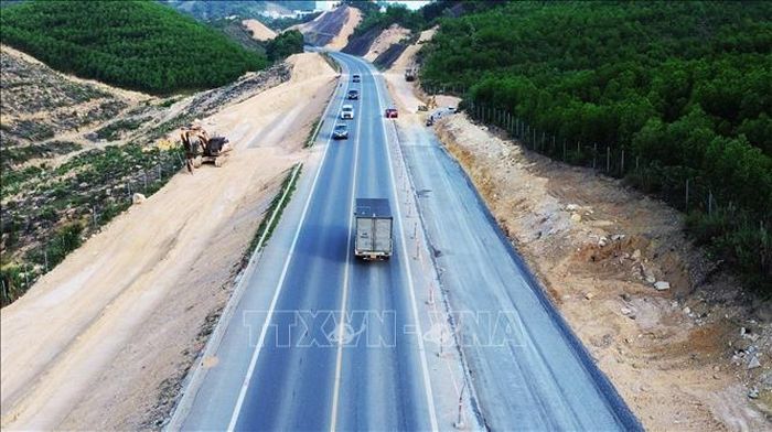 Phương tiện thi công mở rộng cao tốc Cam Lộ - La Sơn, đoạn qua thành phố Huế. Ảnh: Nguyên Lý/TTXVN