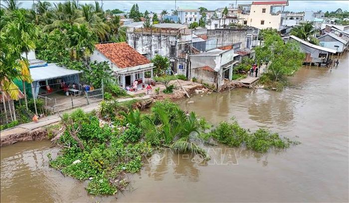 Điểm sạt lở bờ sông ở xã Thới An Hội, thành phố Cần Thơ khiến giao thông qua khu vực dân cư bị chia cắt.