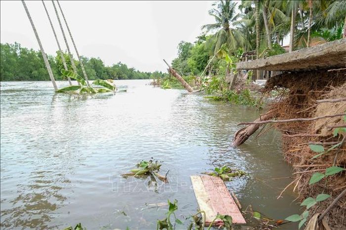 Một tuyến đường bê tông bị sụp xuống sông tại xã An Lạc Thôn, thành phố Cần Thơ.