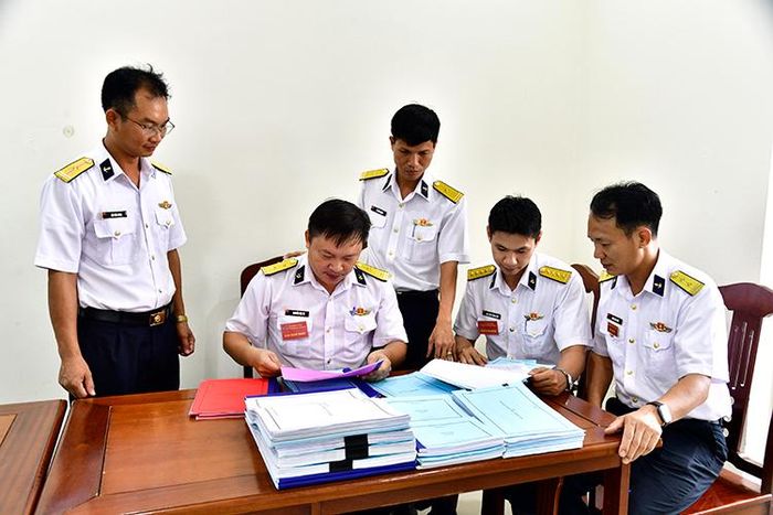 Kiểm tra công tác đăng ký sổ sách chuyên ngành xăng dầu.