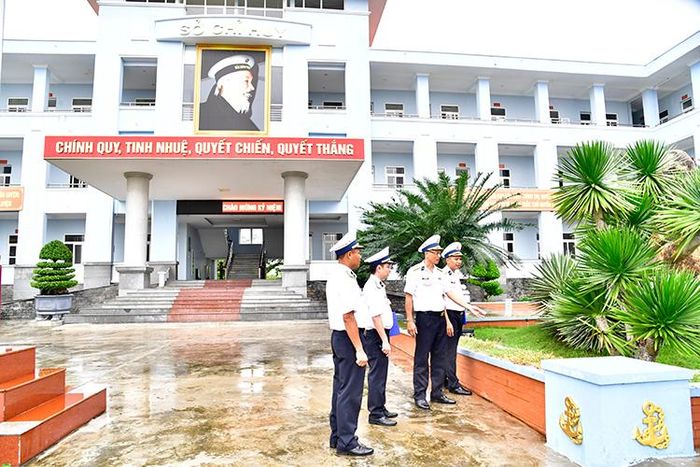 Thượng tá Nguyễn Hữu Tủ đánh giá cao công xây dựng cảnh quan, đơn vị ở Lữ đoàn 167.
