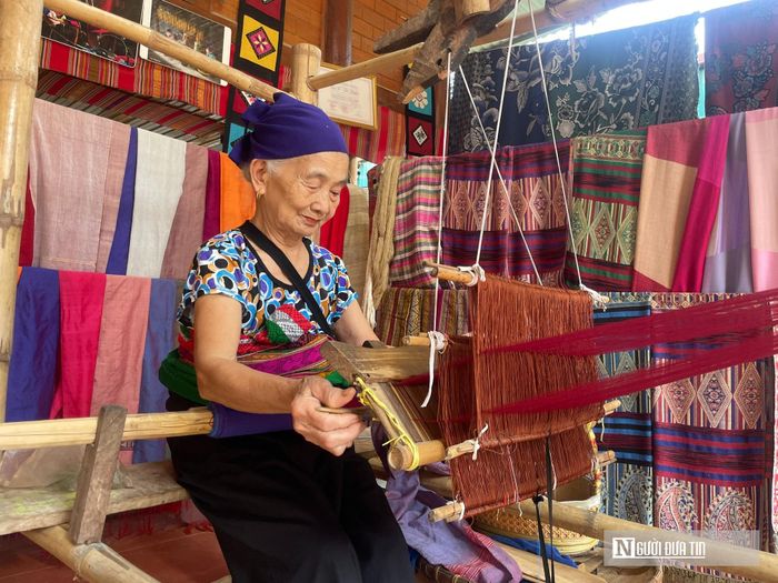 Cụ bà hơn 80 tuổi vẫn có thu nhập ổn định nhờ nghề dệt thổ cẩm ở Pù Luông.