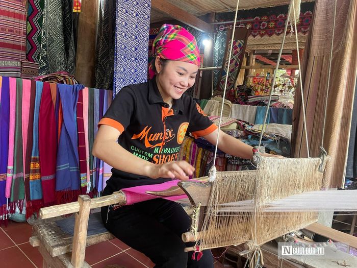 Nghề dệt thổ cẩm truyền thống của người dân tộc Thái trở thành sản phẩm du lịch độc đáo.