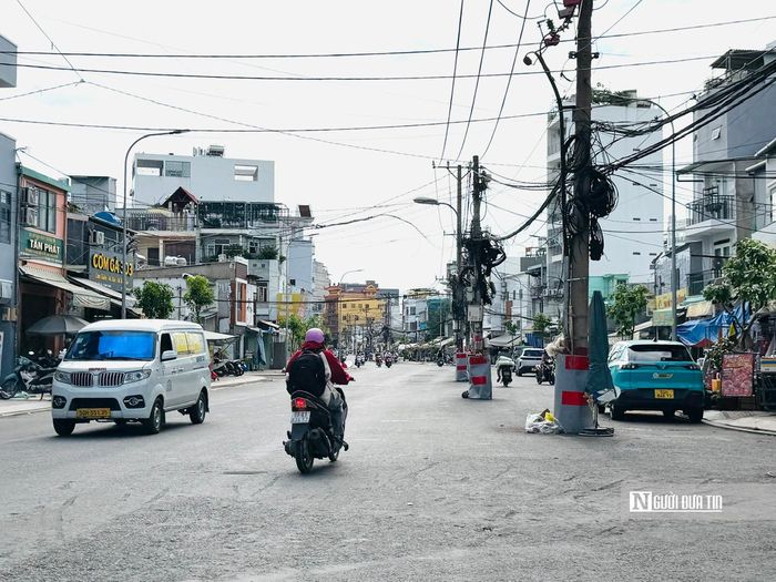Một bên là mặt đường mới được đầu tư, mở rộng; bên trên và giữa tuyến vẫn còn những hạ tầng điện được hình thành từ trước. 