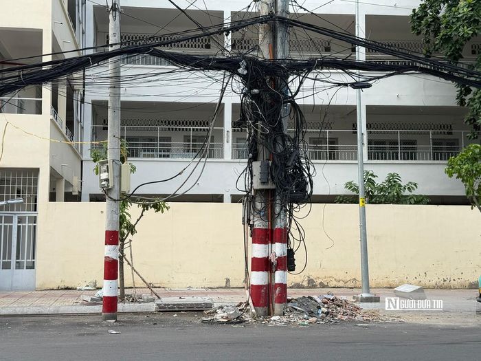 Khi dự án đang bước vào giai đoạn hoàn thiện, người dân mong muốn các trụ điện giữa đường sớm được xử lý để tuyến Chu Văn An có thể vận hành đồng bộ, an toàn và đúng mục tiêu đầu tư.