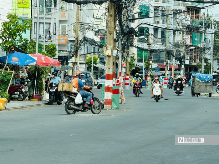 Đường Chu Văn An đang được mở rộng theo quy hoạch, mặt đường mới khang trang và thông thoáng hơn. Tuy nhiên, hệ thống hạ tầng kỹ thuật chưa được di dời đồng bộ khiến công trình chưa thể hoàn thiện toàn diện.