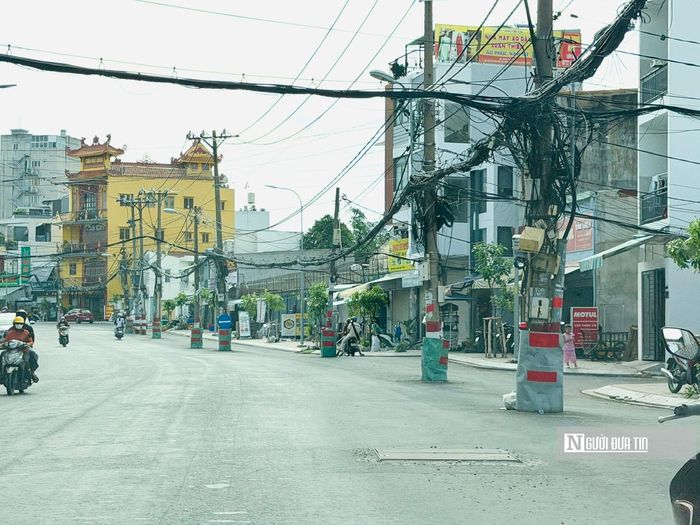 Dọc đoạn đường khoảng 600 m, nhiều trụ điện vẫn hiện diện sau khi mặt đường đã được mở rộng. Ông Phan Vũ (người dân sống tại khu vực này) cho rằng, sau khi đường đã hoàn thành mở rộng, các trụ điện cũng phải dời dời để đồng bộ, đảm bảo mĩ quan và tránh gây mất an toàn cho người đi đường.