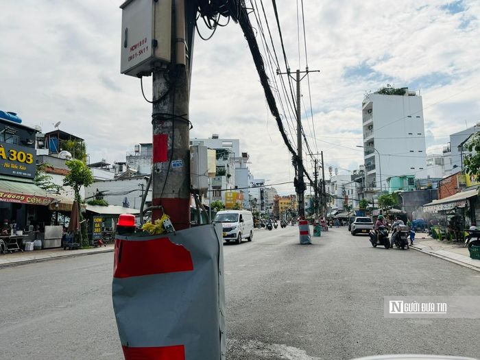 Một trụ điện nằm giữa phần mặt đường khiến phương tiện khi lưu thông phải chủ động quan sát, giảm tốc độ và chuyển hướng để tránh va chạm.