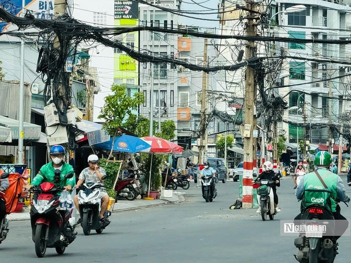 Dù tuyến đường đã được mở rộng, nhưng các trụ điện trên mặt đường khiến không gian dành cho phương tiện bị ảnh hưởng, đặc biệt tại những vị trí có mật độ giao thông cao.