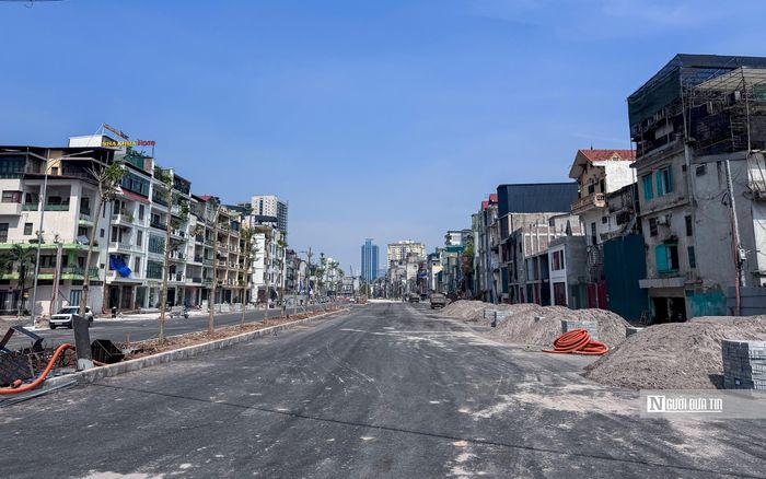 Dự kiến thông tuyến mặt đất trước 2/9, hai cầu vượt tại nút giao Nguyễn Chí Thanh và Láng Hạ sẽ được hoàn thành trước 31/12/2026. Trên công trường, các hạng mục được triển khai đồng loạt.