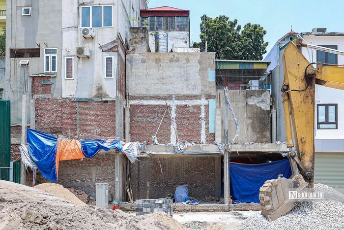 Một số ngôi nhà trên đường La Thành hiện phải tạm dừng thi công do nằm trong khu vực dự kiến giải phóng mặt bằng để thực hiện dự án.