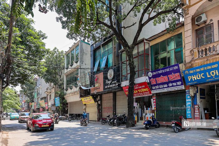 Theo phường Ô Chợ Dừa, việc đầu tư nhằm khai thác hiệu quả quỹ đất còn xen kẹt, đồng thời hoàn thiện hạ tầng kỹ thuật và chỉnh trang cảnh quan đô thị dọc tuyến Vành đai 1. Trong ảnh là dải đất kẹt giữa đường Vành đai 1 và Đê La Thành.