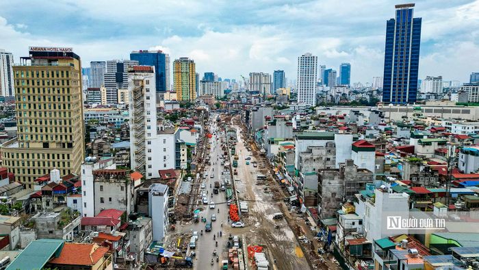 Ghi nhận của Người Đưa Tin, sau 8 tháng thi công thần tốc, dự án đường Vành đai 1, đoạn Hoàng Cầu - Voi Phục đang dần thành hình với mặt đường, cây xanh và hệ thống chiếu sáng được hoàn thiện.