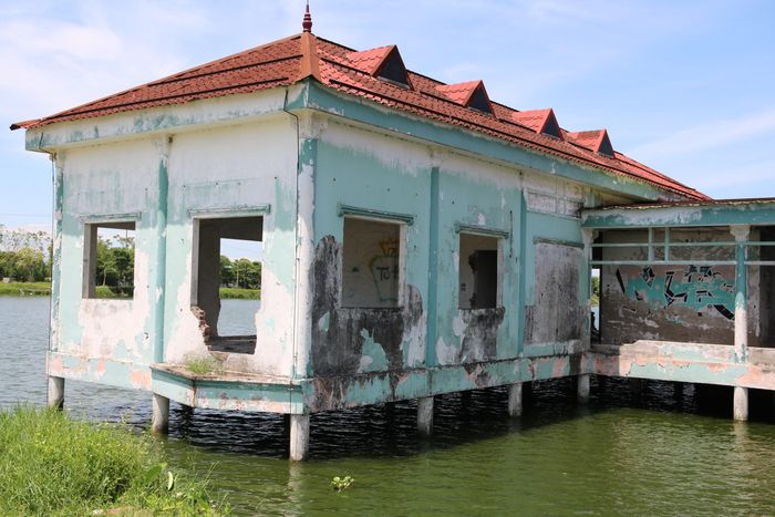 Trong số các hạng mục được xây dựng thì nhà hàng nổi (hay còn gọi là nhà hàng Thủy Tạ hoặc nhà hàng nổi Hoa Sen) là một trong số ít công trình hoàn thành và đưa vào sử dụng. Thời điểm mới đưa vào khai thác, với diện tích 700m2, thiết kế theo phong cách kiến trúc Á Đông trên mặt hồ, nhà hàng nổi là địa điểm "sang chảnh" để tổ chức các sự kiện cưới hỏi, liên hoan...