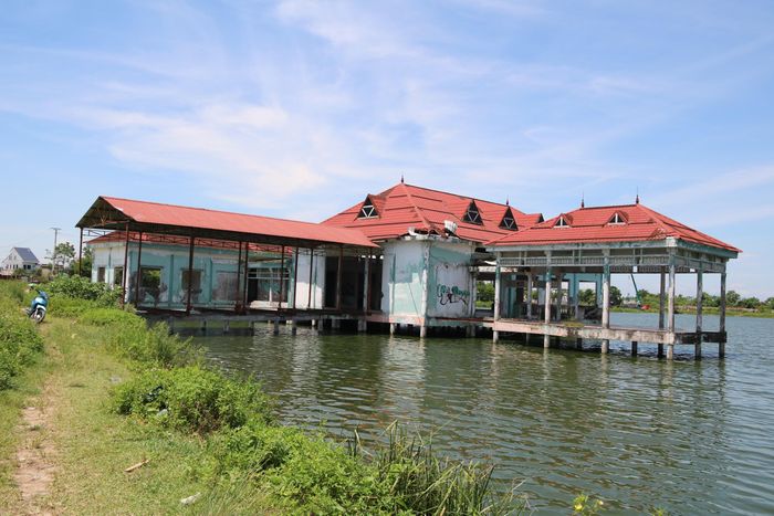 Theo thiết kế, dự án sở hữu quy mô cực kỳ hoành tráng với tổng diện tích lên tới hơn 14ha, quy tụ tổ hợp 23 hạng mục giải trí hiện đại. Nơi đây từng được định vị là "thiên đường" giải trí của khu vực với đầy đủ các dịch vụ như: nhà hàng thủy tạ, công viên nước thu nhỏ, khu vui chơi thiếu nhi, cụm công viên sinh vật cảnh, bể bơi và hệ thống sân thể thao.