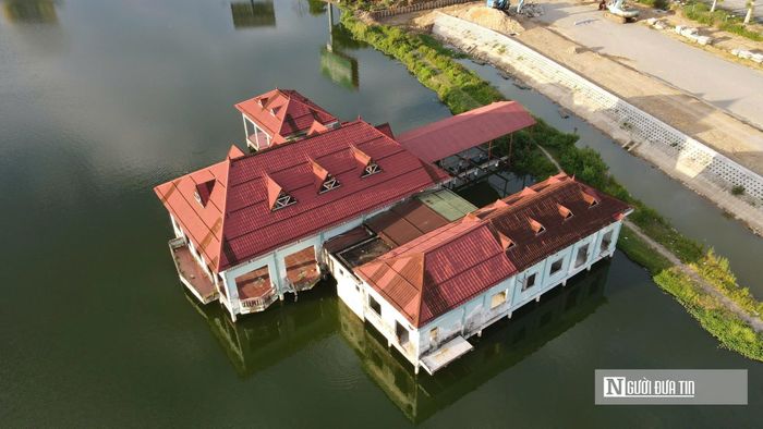 Được khởi công xây dựng từ năm 1998, công trình nhà hàng nổi này vốn là hạng mục trọng điểm thuộc dự án Khu vui chơi giải trí du lịch hồ Cửa Nam. Vào thời điểm ra mắt, dự án Khu vui chơi giải trí du lịch Hồ Cửa Nam được đánh giá là một công trình mang tầm vóc lịch sử tại cửa ngõ phía Tây TP. Vinh cũ.