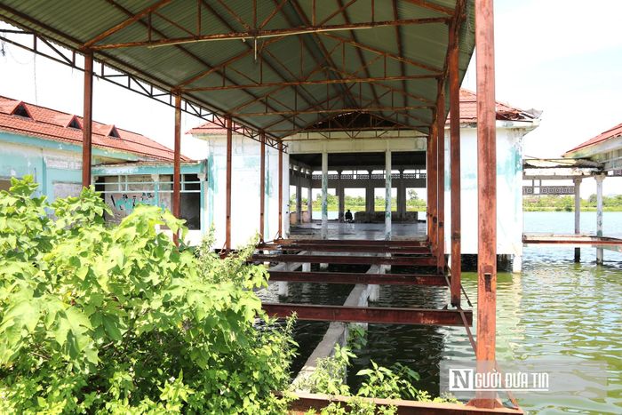 "Người dân mong mỏi dự án cần sớm được triển khai vì công trình hiện đã xuống cấp nghiêm trọng. Trẻ em thường xuyên đến chơi tại khu vực nhà hàng nổi này rất nguy hiểm", ông Nguyễn Hoàng Sơn, trú tại phường Thành Vinh chia sẻ. 