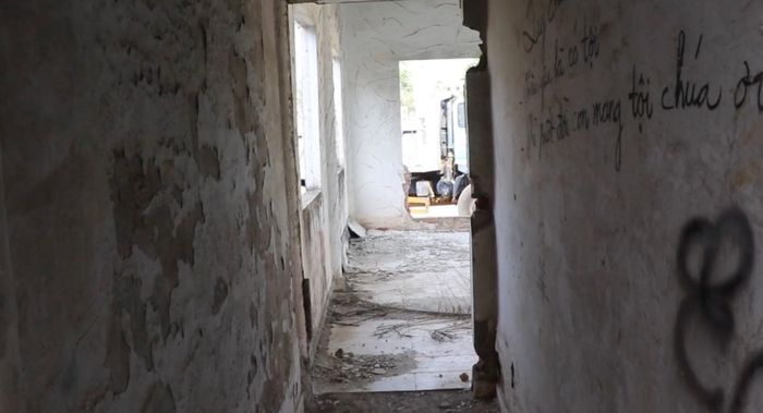 Một số hạng mục công trình đã bị hoen rỉ, tường bong tróc,...hư hỏng nặng. 