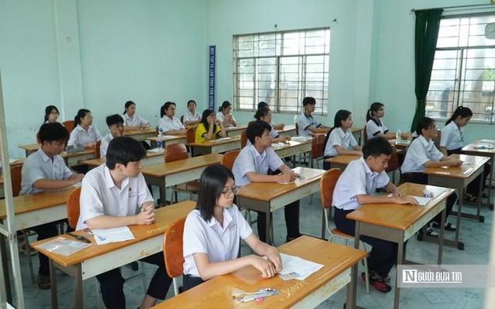 Các thí sinh bước vào kỳ thi tuyển sinh lớp 10 công lập (Ảnh: Nguyễn Đắc Phú).