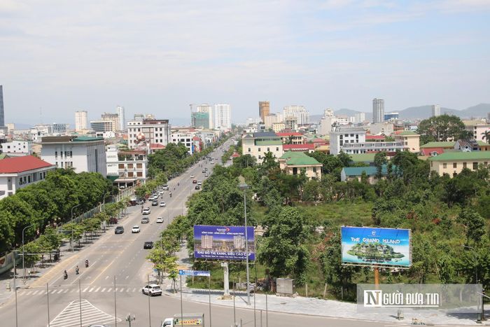 Phía Nam giáp đường Lê Hồng Phong. 