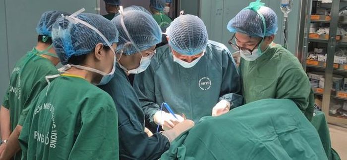 Các bác sĩ phẫu thuật cấp cứu lấy khối máu tụ ngoài màng cứng hố sau bên trái của bệnh nhi (Ảnh: BVCC).