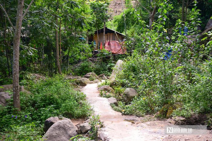 Lối vào bản Xa Lao là con đường nhỏ gập ghềnh.