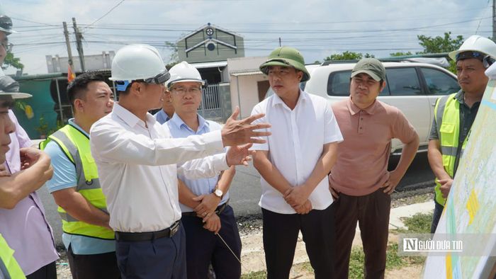 Ông Phùng Tiến Vinh, Phó Cục trưởng Cục Kinh tế - Quản lý đầu tư xây dựng, Bộ Xây dựng chỉ đạo tại dự án.
