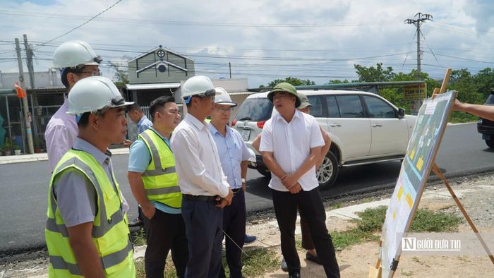 Đoàn công tác của Bộ Xây dựng kiểm tra thực tế dự án.