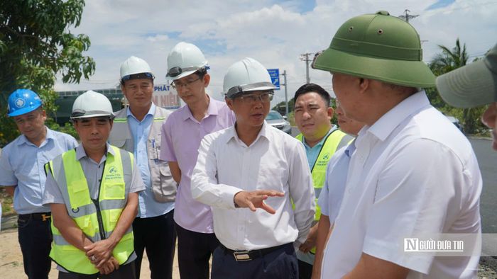 Ông Phùng Tiến Vinh, Phó Cục trưởng Cục Kinh tế - Quản lý đầu tư xây dựng, Bộ Xây dựng trao đổi với chủ đầu tư, đơn vị thi công tại dự án Quốc lộ 28B.
