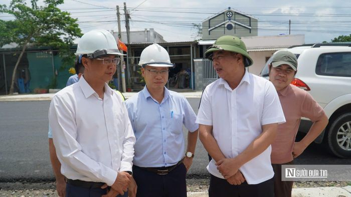 Ông Lê Đức Lộc - Giám đốc Ban Quản lý dự án đường bộ miền Trung (mũ xanh) báo cáo với Đoàn công tác Bộ Xây dựng.