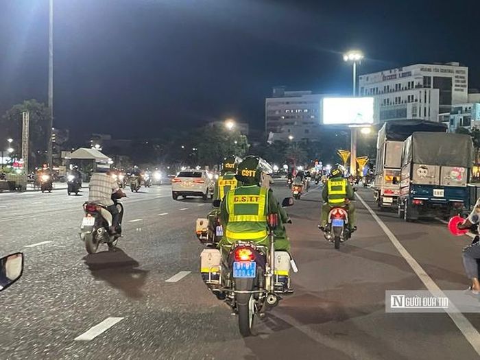Lực lượng chức năng tuần tra tại khu vực Quảng trường Nguyễn Tất Thành, xử lý những trường hợp lấn chiếm lối đi bộ.